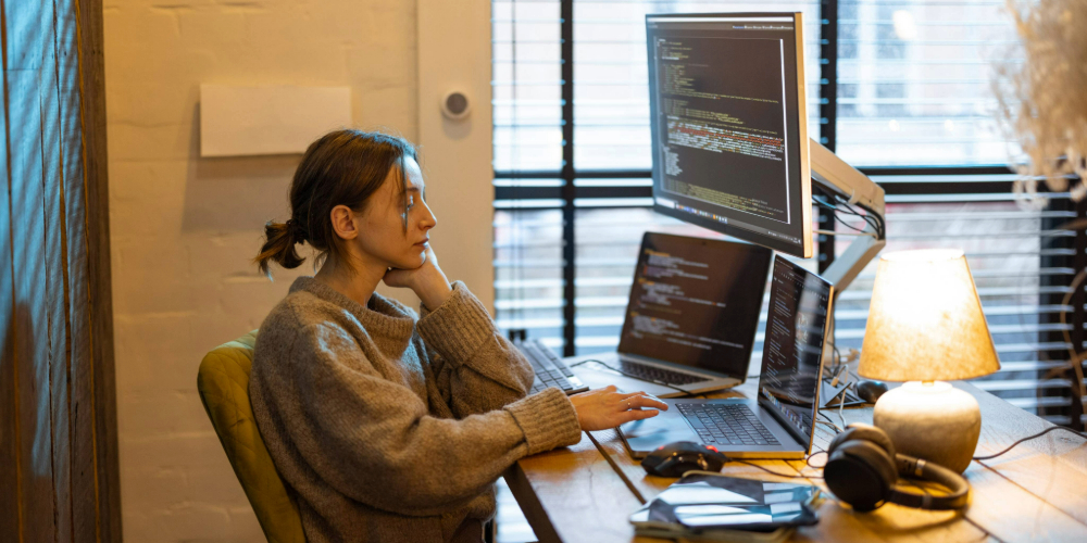Qué es un desarrollador web, qué hace, herramientas que usa, dónde trabaja y qué estudiar para convertirse en uno