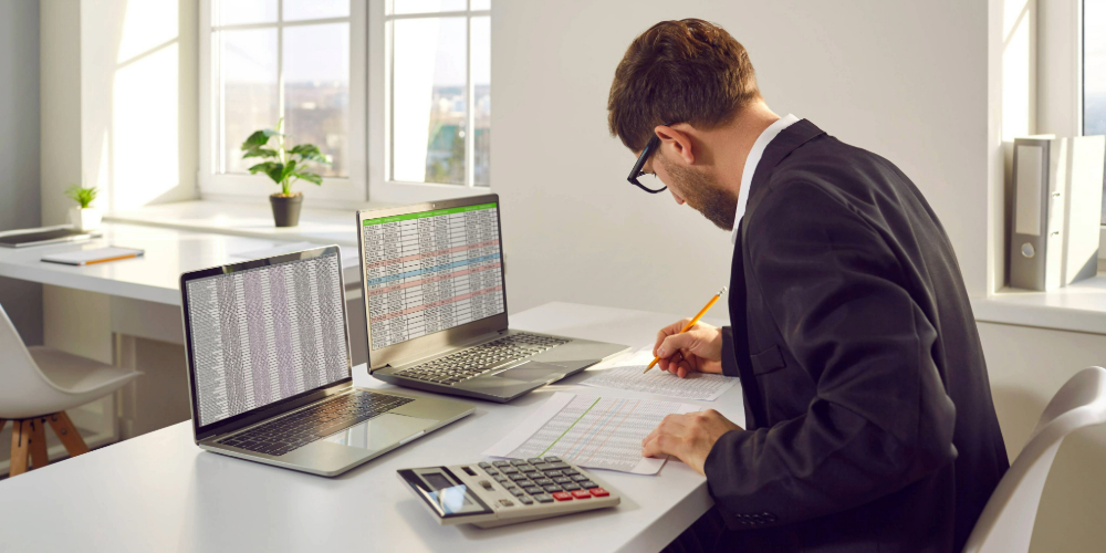 Administrativo contable analizando datos financieros 
