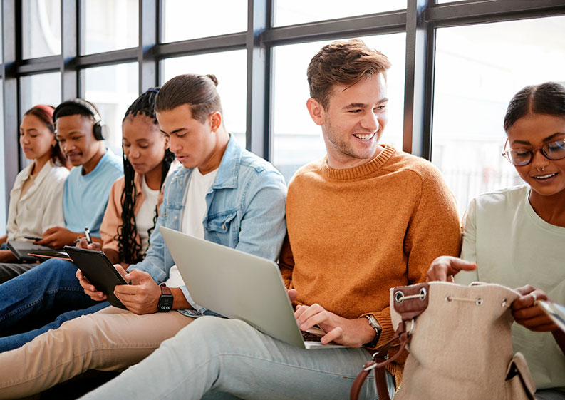 Jóvenes con dispositivos móviles en un centro de Formación Profesional planean qué estudiar según sus intereses